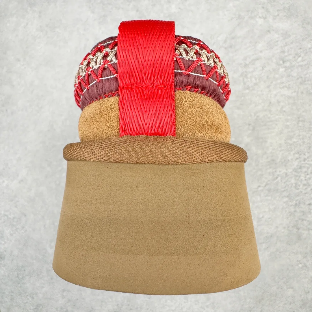 Pick up locally💰520 UGG 2553 ethnic style half-mug autumn and winter sheep fur integrated snow boots. All shoes are made from ZP. Longfeng A-grade Australian imported sheep fur integrated brand OEM production line. Fully follow the ZP process. OEM original pattern maker. Adhering to the principle of no original shoes and no development selection. Pay attention to every detail. The most authentic version on the market TREADLITE "Light Wing" technology outsole. Lightweight/durable/flexible/pile size: 35 36 37 38 39 40 Coding: by2936070